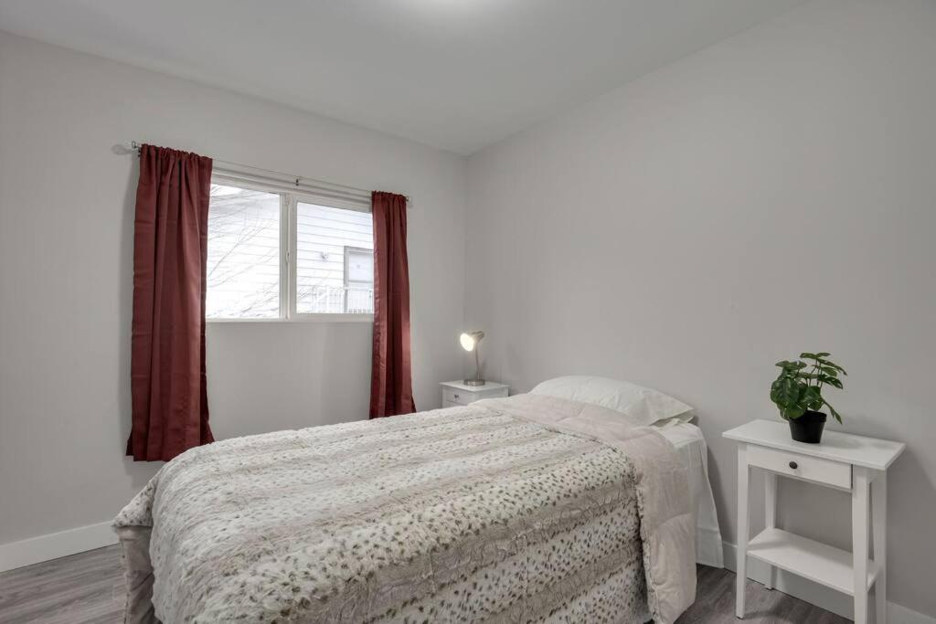 Seperate Back Basement Suites With Well Amenities Surrey Luaran gambar